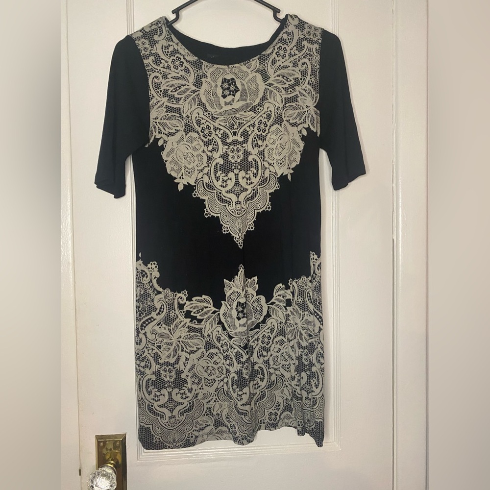 Cha cha Vente lightweight dress, Black w/ white stencil design S above knees